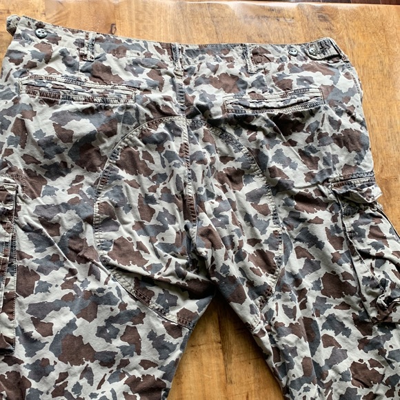 Rocawear Classic Fit Camouflage Cargo Pants (W42) - Picture 9 of 12
